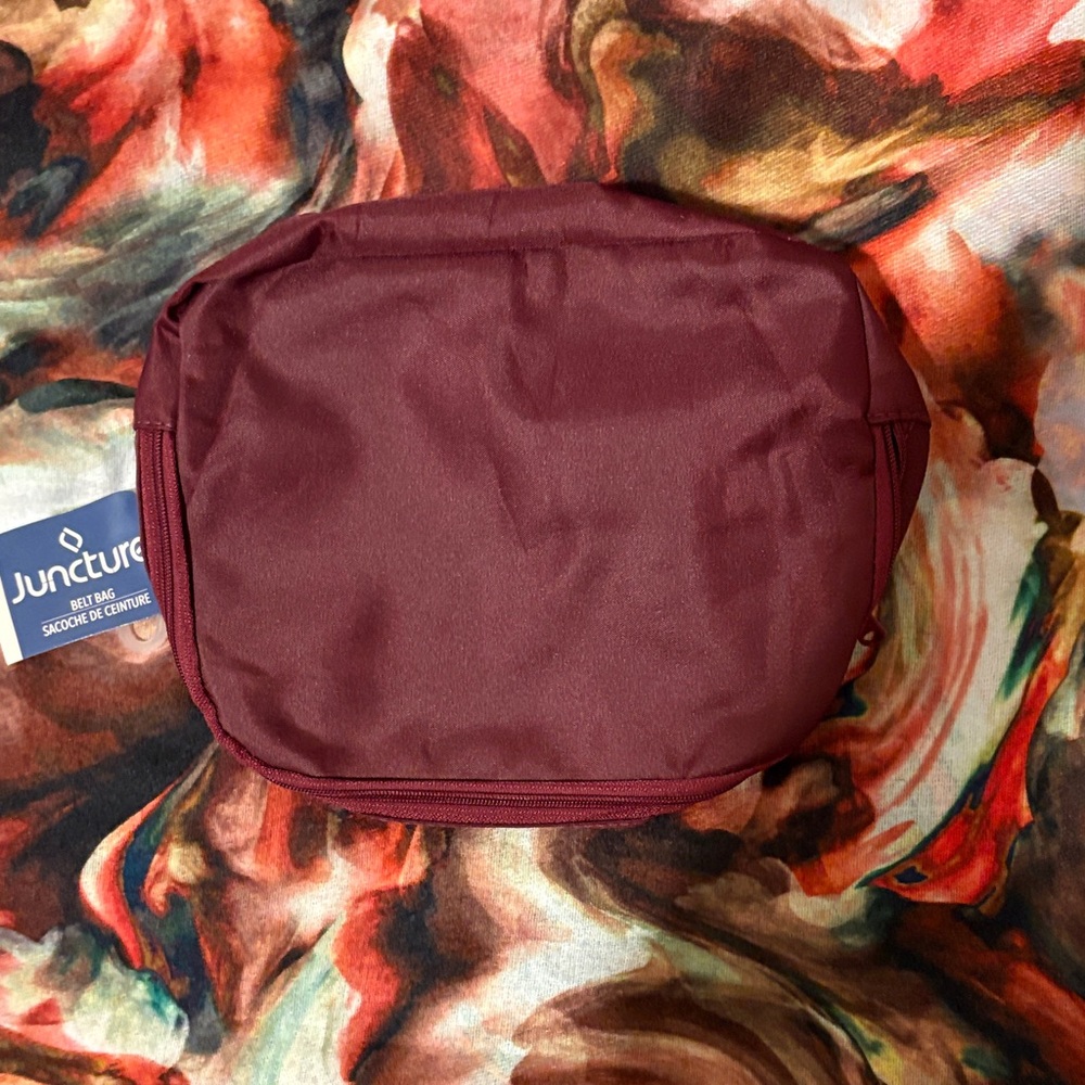 NWT Lightweight Burgundy Nylon Zippered Belt Bag w/Black Adjustable Strap